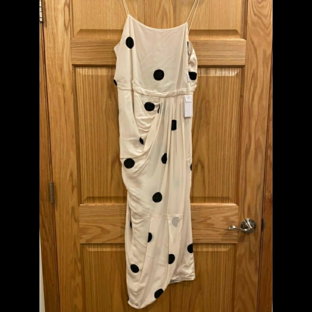 Dereh Crepe
Pleating at front
Polka-dot print - Picture 4 of 13